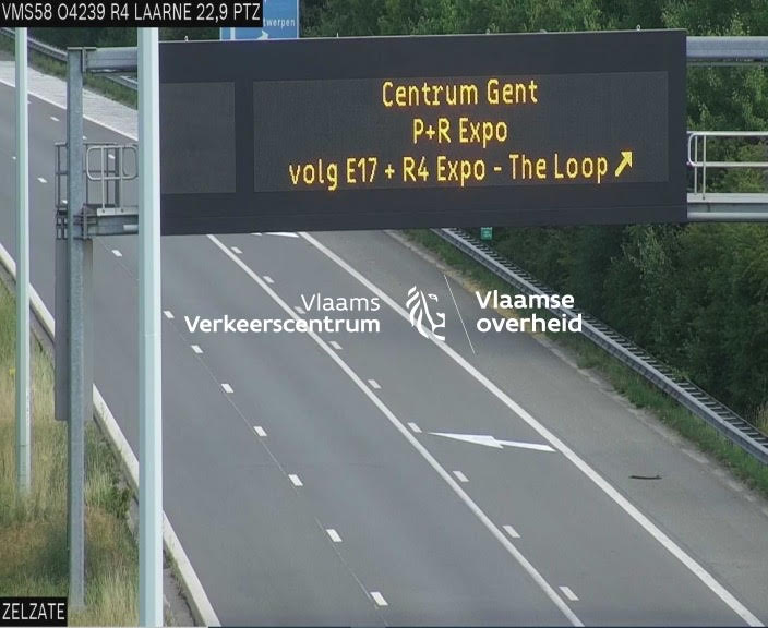 verkeerscentrum's tweet image. Plannen om dit weekend te gaan feesten in @Stadgent #GF22? Warm aanbevolen: met @delijn en @NMBS! Neem je toch de auto? Rij dan niet de binnenstad in, maar volg vanop #E40 #E17 en #R4 de dynamische tekstborden naar de meest aangewezen P+R. Veel plezier! verkeerscentrum.be/verwachte-hind…