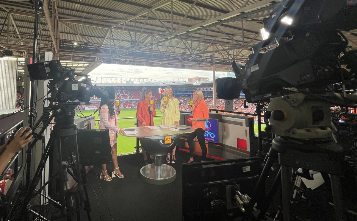 I really enjoyed working with this lovely bunch last night @AlexScott @fara_williams47 & @Anoukhoogendijk covering the @oranjevrouwen v Switzerland for the @WEURO2022 ⚽️