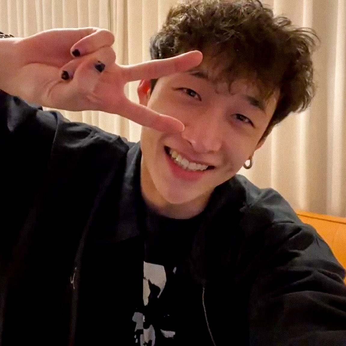 quellochefam4le's tweet photo. bang chan curly hair è superiore scusate https://t.co/Q4p1SYSpED