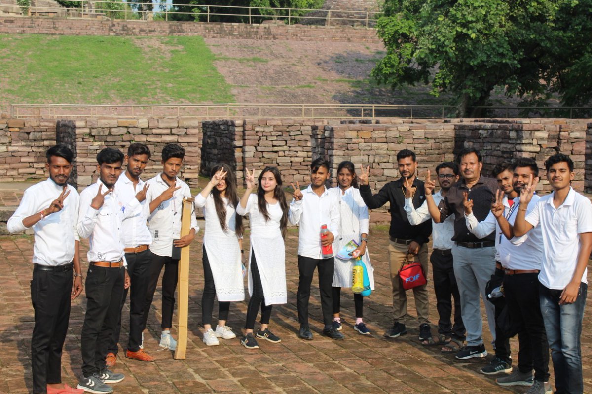 somu014's tweet photo. #AmritSarovar #jaldharoharsanrakshan #AICTE #gpcbareli 
Students of civil department govt polytechnic college Bareli, Raisen. working on  rejuvenating the water bodys Buddist Monument At Sanchi.
#AICTEbhopal #MissionAmritSarovar https://t.co/fnKH6YoUqB