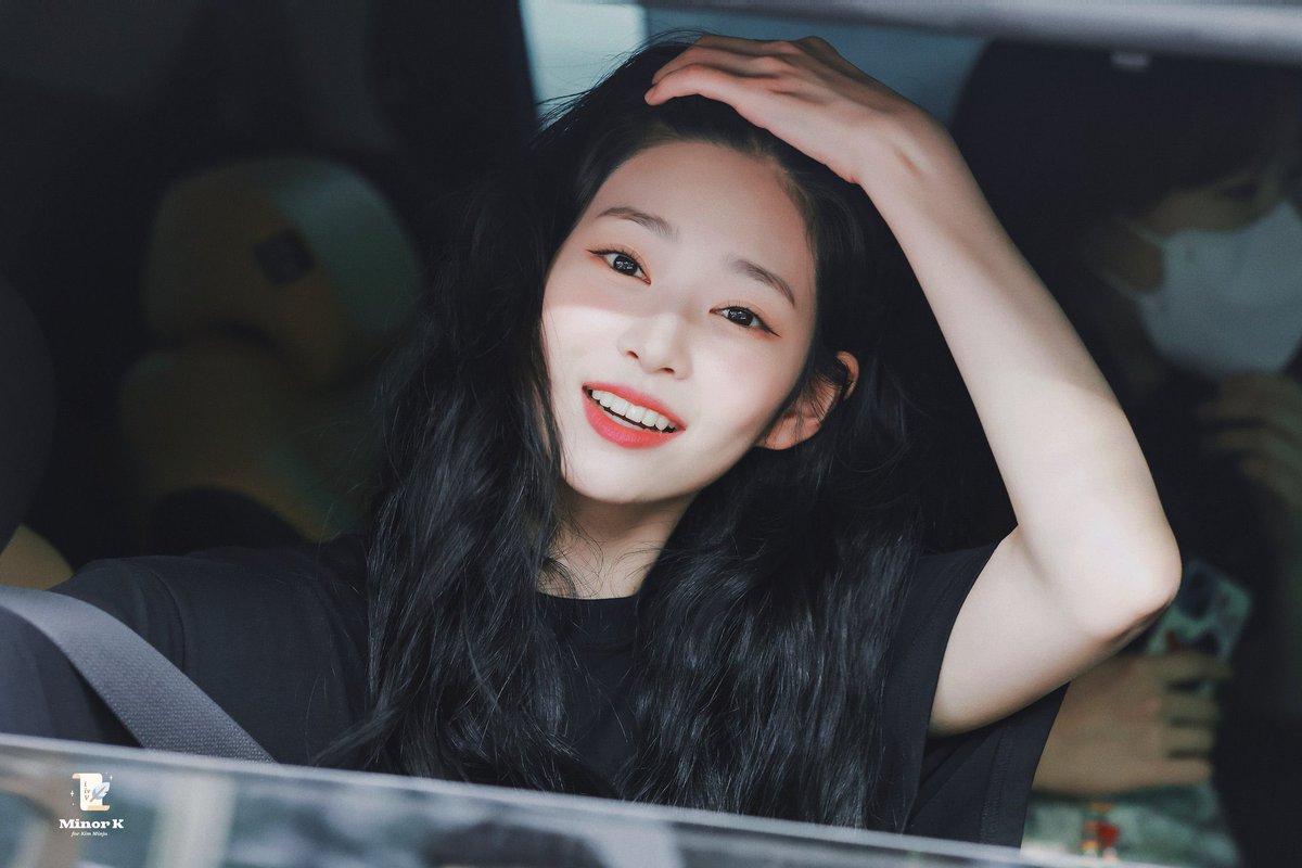 5thminmin's tweet photo. 이거 약간..
얘가 전학가던날  내 이름도 모를테지만 이제 못본다니까 속상해서 마지막 등교하던날 멀리서라도 보자하고 있는데 아빠차타고 가다가 창문밖으로 어? 00아! 잘있어! 하고 가서 심장와르르무너지게하는 첫사랑st https://t.co/fRieaMd4d8