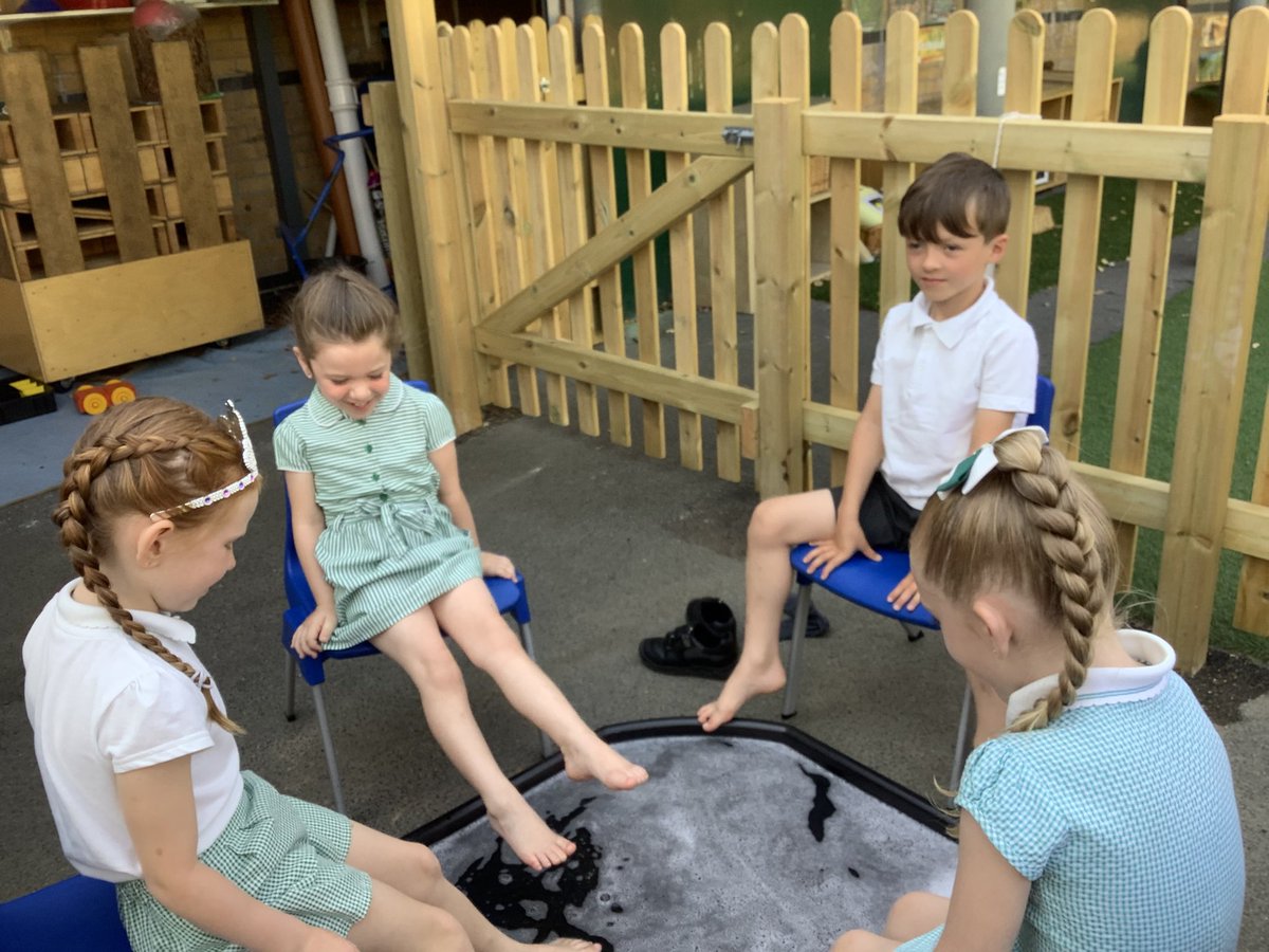WellesbourneSch's tweet photo. Reception enjoyed paddling their feet in the water to cool off #sohottoday #tryingtokeepcool https://t.co/S21neY35pi