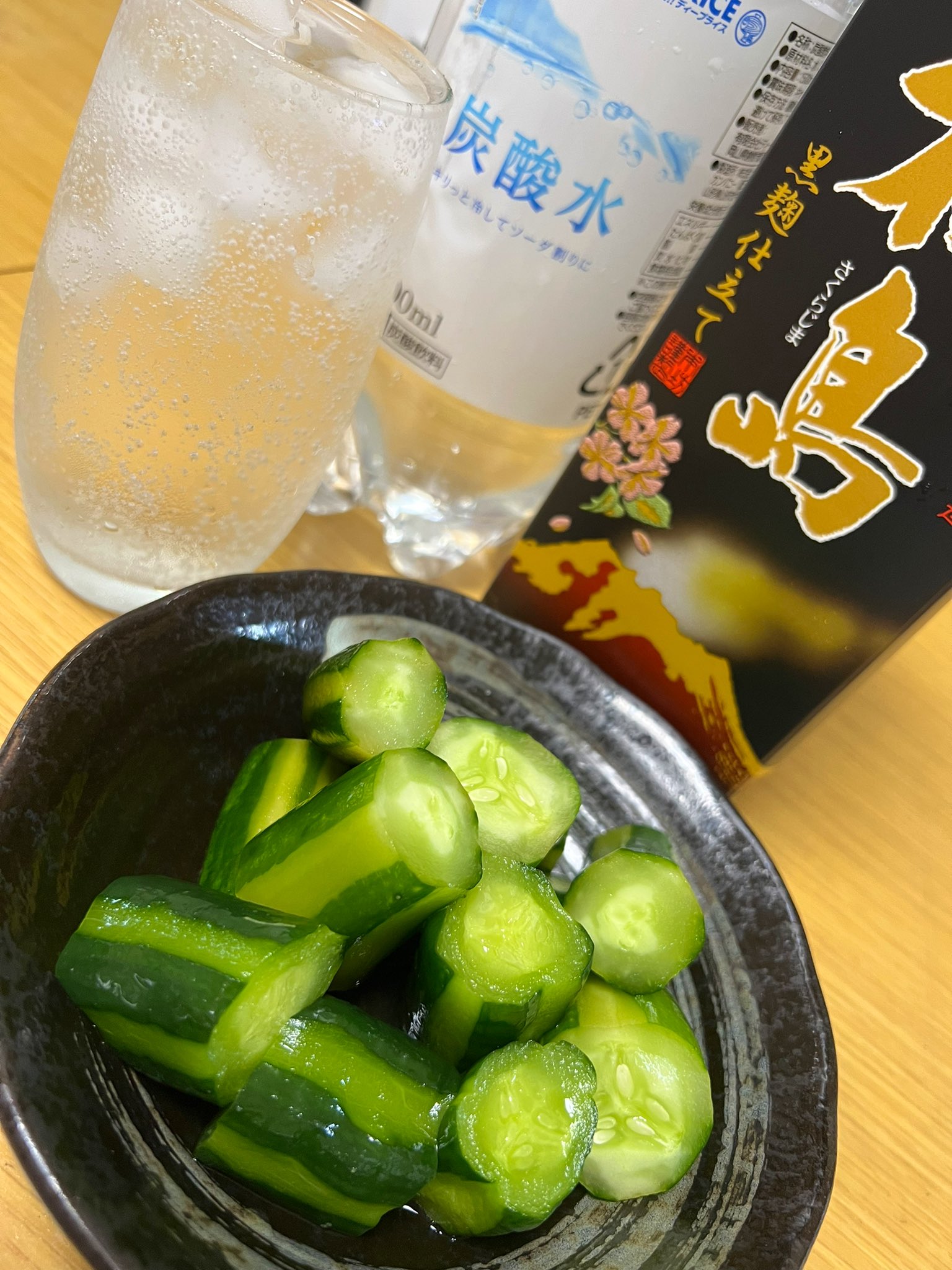 ひー 今日はあっさりきゅうりの 朝漬け 塩麹 昆布ダシ 醤油で半日漬け込んで美味しい漬物になりますよ 芋焼酎の炭酸割りでカンパーイ めちゃくちゃ美味しい T Co Jle2msm6di Twitter