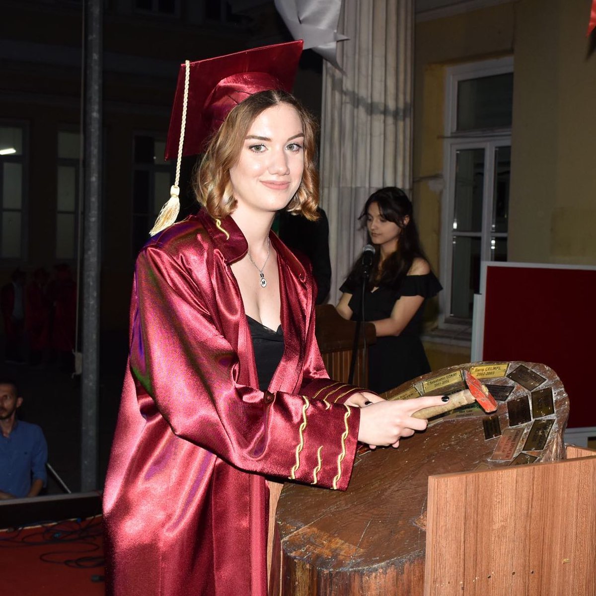 İAL TARİH YAZMAYA DEVAM EDİYOR! 2022 mezunumuz Selin Aşıkiraz YKS Eşit Ağırlık Türkiye Birincisi olarak okulumuzu bir kez daha ait olduğu yere, zirveye taşımış, okulumuzun ve Türk Eğitim sisteminin tarihine adını yazdırmıştır. Ebediyen Var Olsun İzmir Atatürk Lisesi! 💛💜