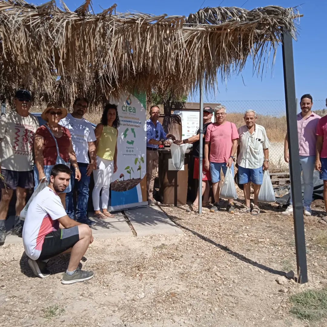 consorcio_crea's tweet photo. 🍂 La isla de compostaje comunitario de #Pinoso permite entregar 165 kg de #compost de calidad. La edil de Medio Ambiente del municipio quiso compartir el momento con los vecinos y vecinas del municipio. #CREAndoCompost https://t.co/sYvl9blOTT