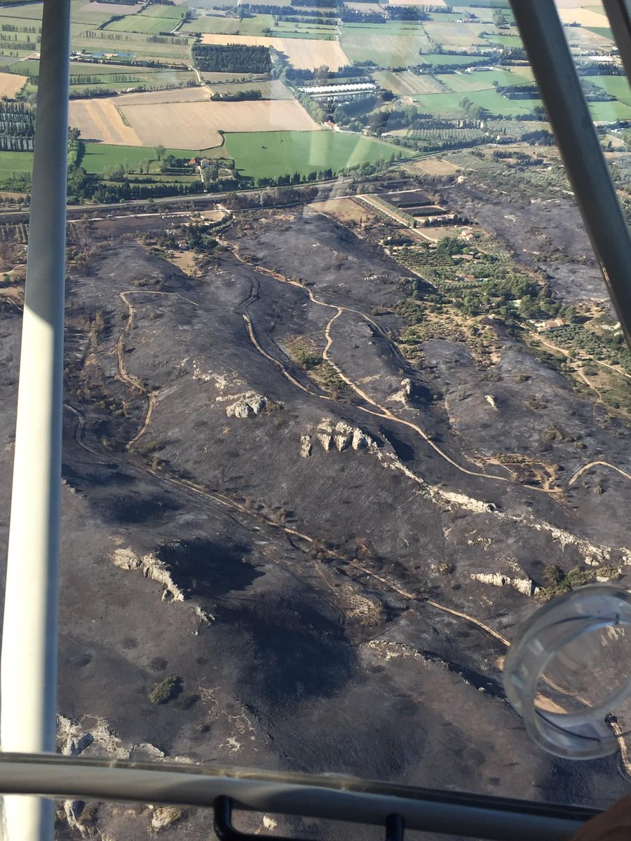adbresson's tweet photo. Quelques vues aériennes qui permettent de voir les dégùts et à quel point l'abbaye était cernée par les flammes #Montagnette #Frigolet https://t.co/mlD25gkWHr