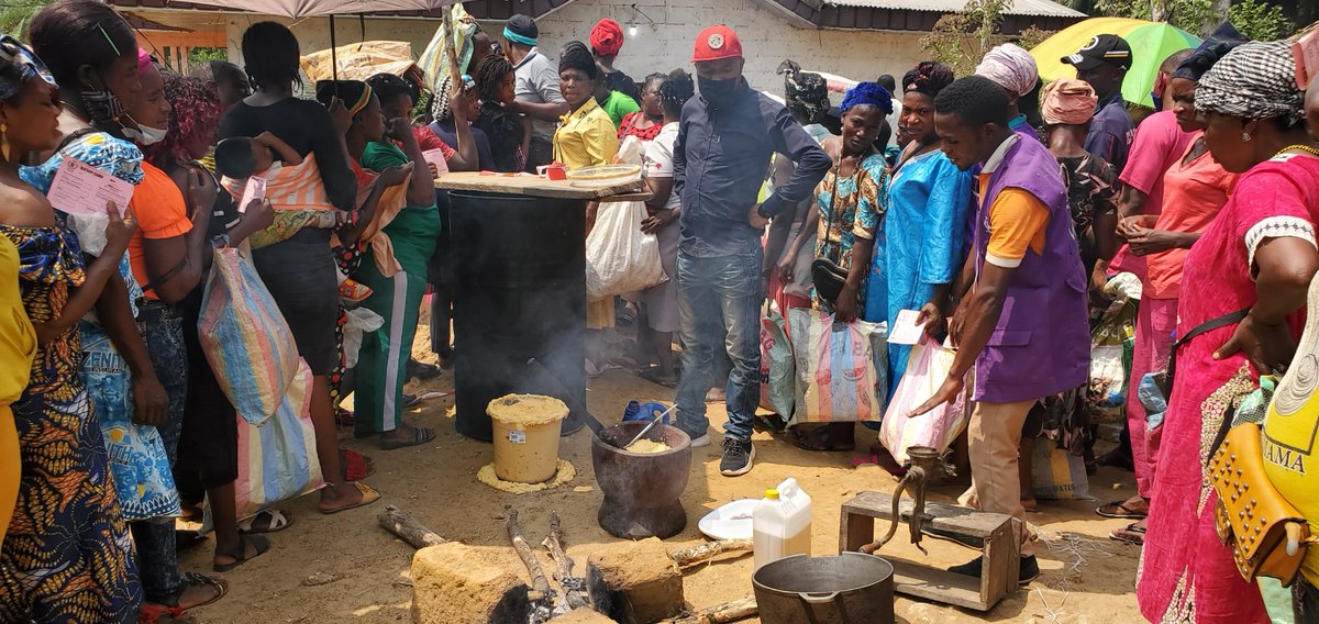 WFP_Cameroon's tweet photo. #Cameroon🇨🇲
#Koki is a local delicacy from #beans, palmoil & leaves
➡️It's easy to cook
➡️Rich in proteins
➡️Readily available as #StreetFood
@WFP demonstrates cooking styles & #nutrition value of yellow #SplitPeas used for Koki during #food distribution in Mamfe
#SavingLives https://t.co/BfOa4cjSUr