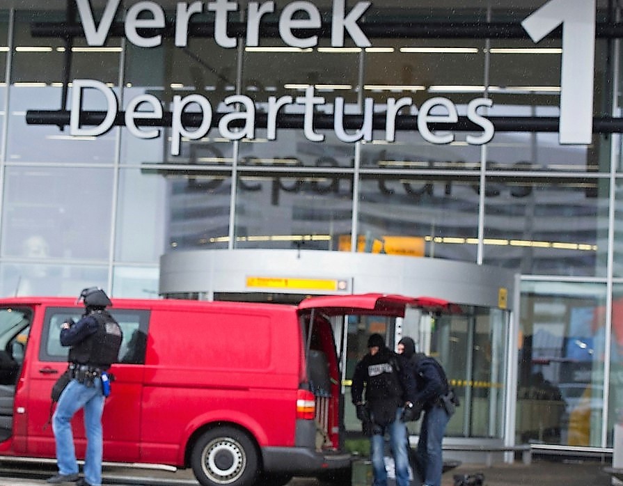 De politie vraagt vakantiegangers om hulp bij het vinden van criminelen op luchthavens!  politienieuws.com/2022/07/18/afb… <a href="/Politie/">Politie Nederland</a>  @KMar_PenB_SPL  <a href="/Schiphol/">Amsterdam Airport Schiphol</a>  <a href="/Noventas1/">Noventas</a> @militaircourant #criminelen #schiphol #noventas