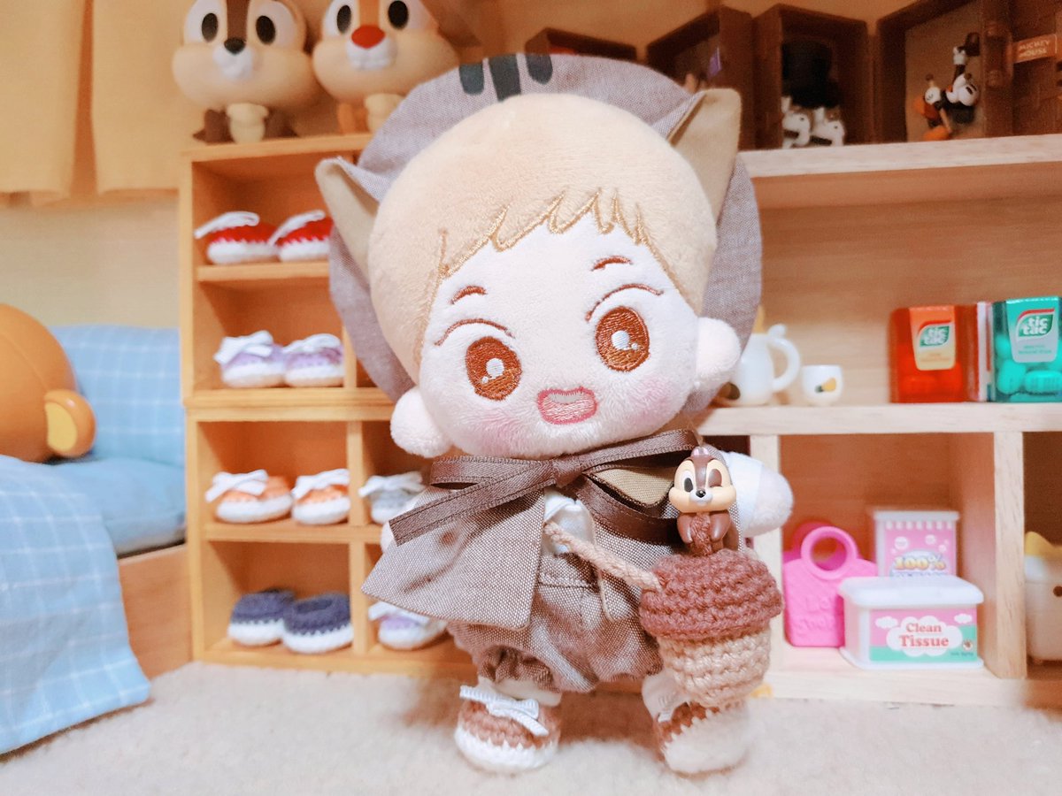 오랫만에 재고박스 열어보니 추억의(?) 15센치 다람지 세트 하나가 있네요 ㅇ0ㅇ
알티 하신분들중 한 분 뽑아 보내드릴게요🤎

구성 : 베이비세트 + 망토 + 베레모(일반) + 도토리가방 + 몽글이신발 😊