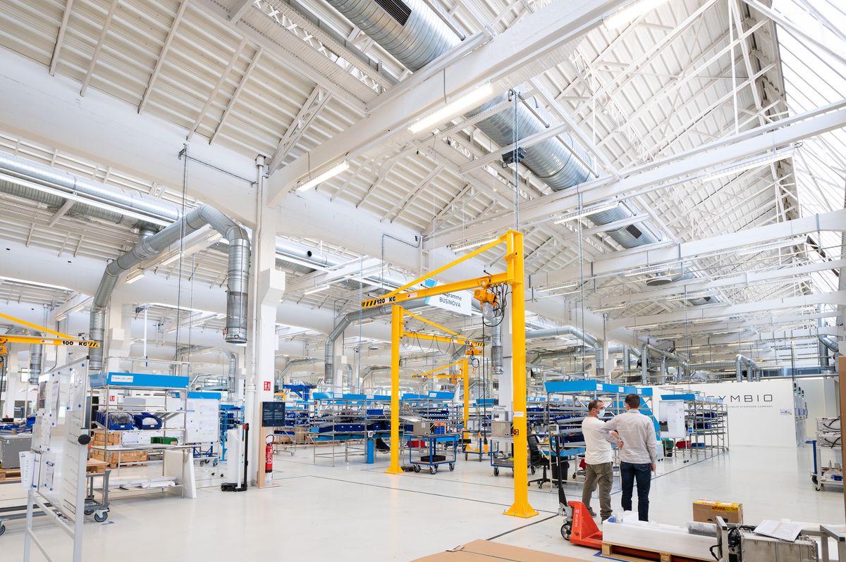 #MétropoleauQuotidien 👩‍🏭 La start-up française Symbio prend ses quartiers à #SaintFons avec l'accompagnement de la Métropole de #Lyon. Championne des piles à hydrogène, une technologie qui permettra de rouler demain sans émissions de CO2. Plus d'infos 👉bit.ly/symbiosaintfon…