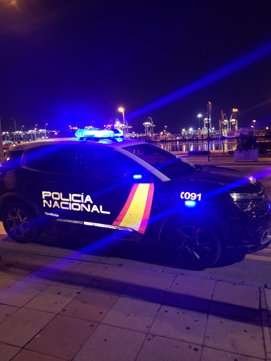 policia's tweet photo. El turno de noche comienza para que tu #descanses o #disfrutes de la noche 🚔

#BuenasNoches desde #Algeciras 🌛 https://t.co/8BdXQ3JuvE