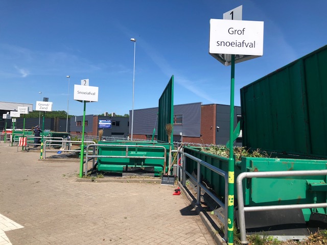 Vanwege de warmte de komende dagen geldt op de drie recyclingperrons een hitteplan. 🥵☀️ Tot en met woensdag 20 juli zijn de recyclingperrons van 07.00 tot 14.00 uur geopend. ♻️