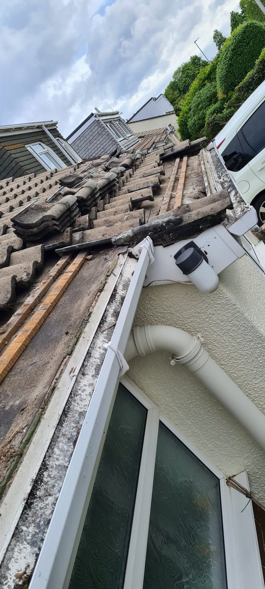 Pheadroofing's tweet photo. The first lift of roofing felt into the guttering always suffers from the elements and starts to perish.  We can now cut back the damaged area and install new plastic eave trays which will last INDEFINITELY! Call us today for a free estimate on: 01275 842956 https://t.co/NReQ2zwcpK