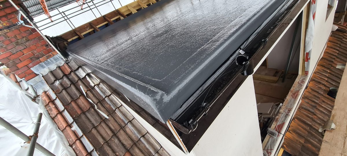 Pheadroofing's tweet photo. We do flatroofs! This is a final topcoat going on a GRP flat roof - we can offer a 20 year guarantee on these. Give us a call to get a free estimate on: 01275 842956
 #flatroof #paint #supportlocal https://t.co/6i5lMdY4Jl