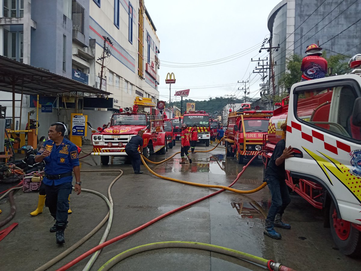 Senin (18/07/2022) Pukul 08.15 wita.

SAMARINDA. Toko Dewi Sport Jln. Mulawarman, Ludes Terbakar Dinas Pemadam Kebakaran Dan Penyelamatan Kota Samarinda mengerahkan 8 unit fire truk dan 1 unit tangga, selama 2 jam api berhasil dikuasai.