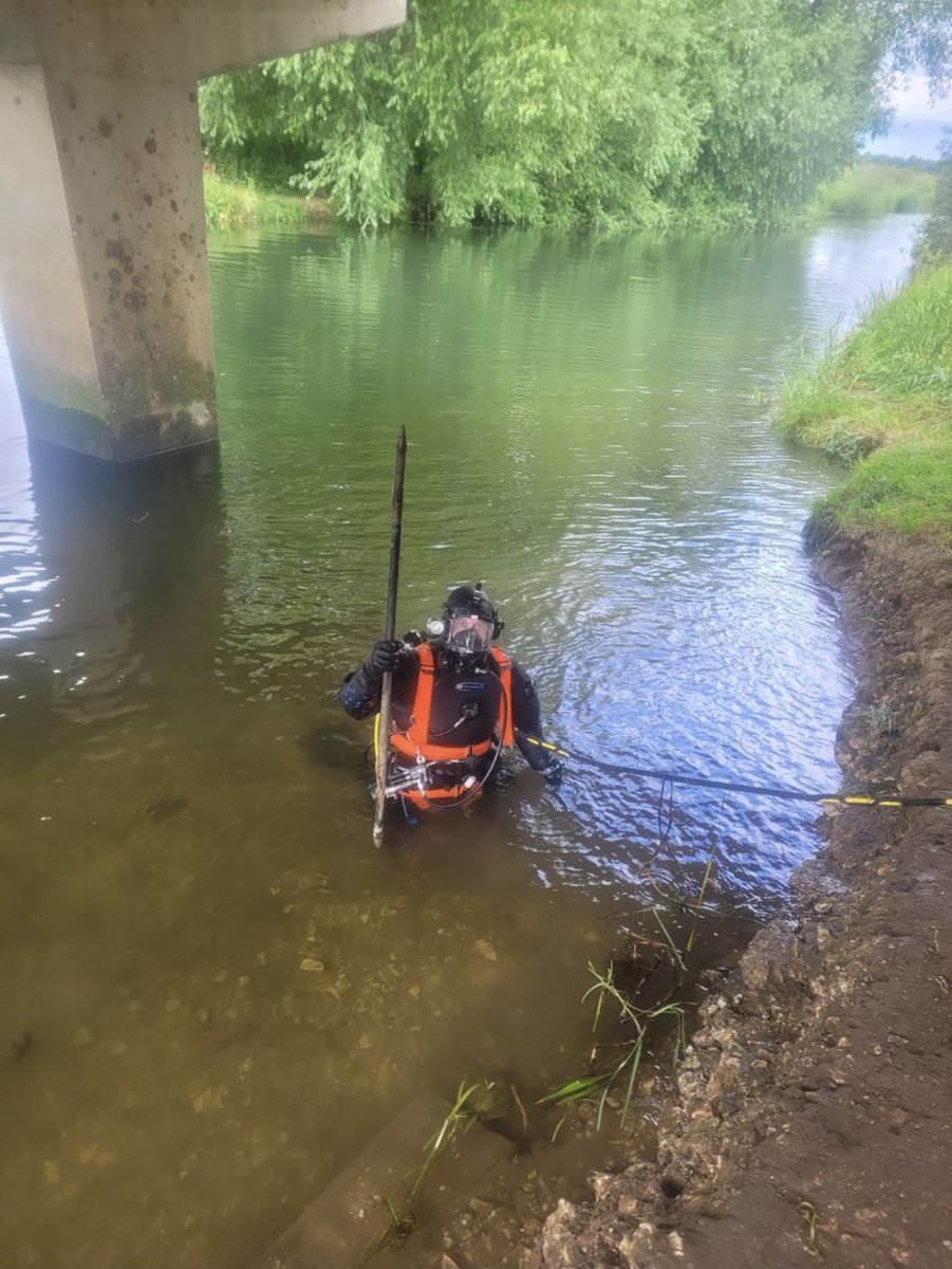 NYorksPolice's tweet photo. Hidden dangers in open water 🌊

While diving under a bridge in the Humberside area last week, our @YaTHMarineUnit colleagues located this steel pole, embedded upright about one metre below the surface.

Just imagine the consequences if somebody had jumped into that water.

(1/2) https://t.co/0r1jD7rToG