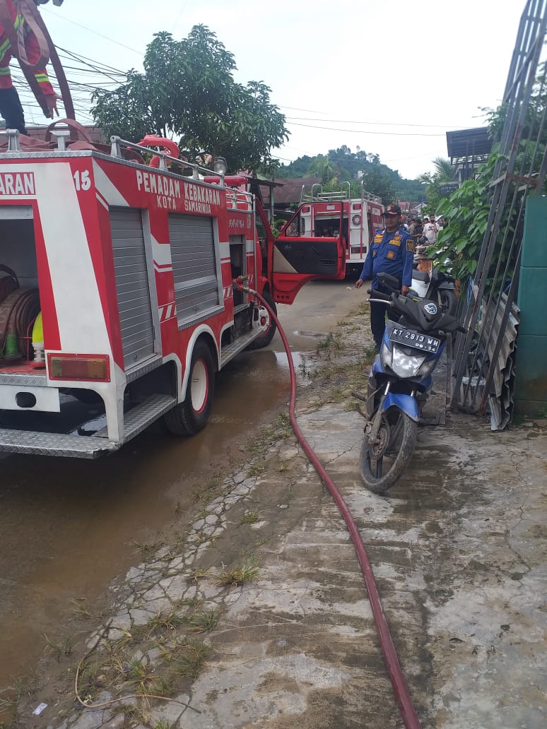 Senin (18/07/2022) Pukul 09.15  wita.

SAMARINDA. Diterima kembali sebuah informasi kebakaran di Jln. Jakarta Gang Swadaya 2, dalam kejadian tersebut 1 unit rumah hangus terbakar pada bagian lantai 2.

#SamarindaKotaPusatPeradaban #Kemendagri #DitjenBinaAdwil