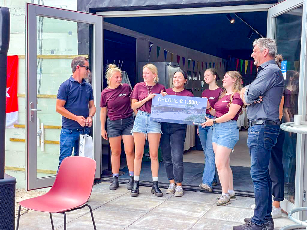 Camping <a href="/stortemelk/">Stortemelk</a> heeft een ware metamorfose doorgemaakt. Gedeputeerde <a href="/avine_fokkens/">Avine Fokkens-Kelder</a> knipte vrijdag het lintje door en daarmee zijn de gebouwen officieel opgeleverd. Verduurzamen stond hoog op de wensenlijst, bekijk hier hoe dat eruit ziet: bit.ly/3NCDE4L