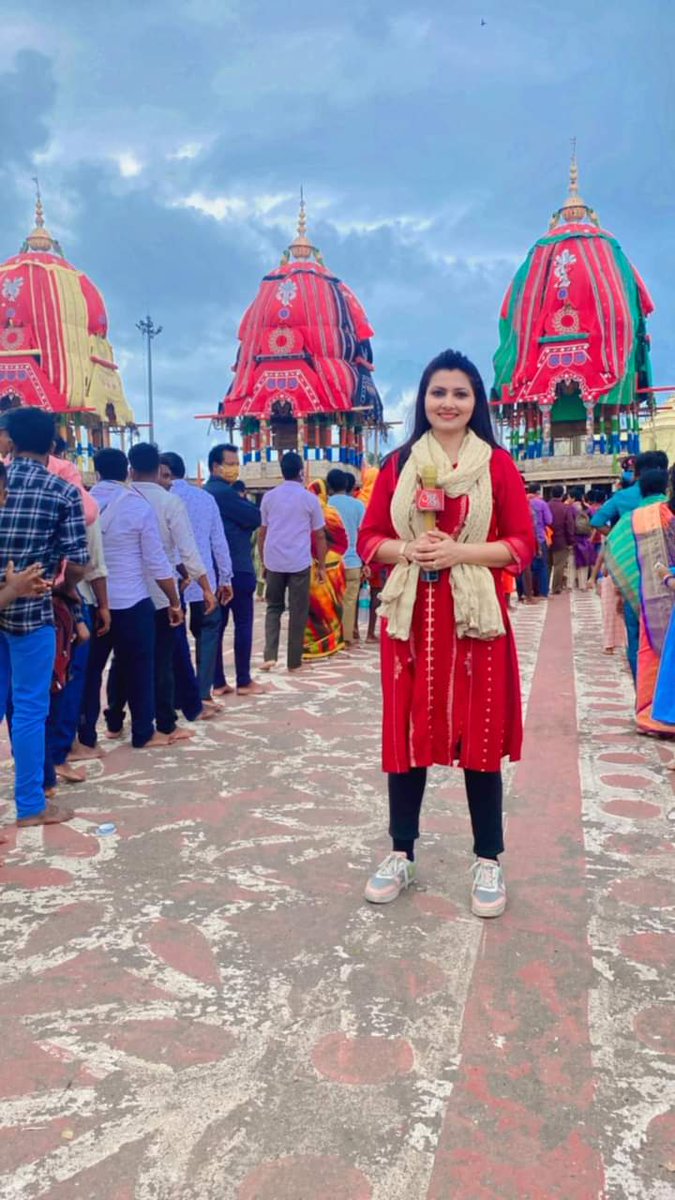 anshumndixit's tweet photo. मानिये @chitraaum जी आप देख सकती है कि सभी जूते एवं चपल उतारे हुए है।

आगे से थोड़ा ध्यान रखे, 
आप बड़ी पत्रकार है ध्यान रखा करिये

जय बुन्देलखण्ड https://t.co/UFor2UydIV