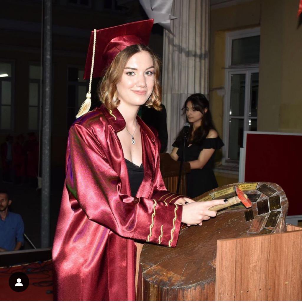 Bize iman veriyor, hür vatanın hür sesi, ebediyen varolsun, İzmir Atatürk Lisesi… Okulumuzun 2022 dönem birincisi Selinimiz, Türkiye birincisi oldu, gurur duyuyoruz 🧿