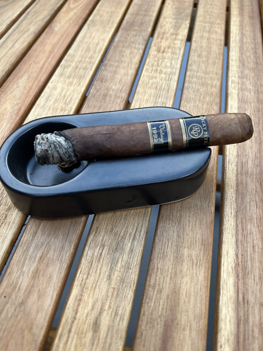 hiro_shi_05's tweet photo. ロッキーパテル　ヴィンテージ1992 ロブスト

＃葉巻 
＃シガー
 #cigar 
＃ロッキーパテル 
#ロブスト https://t.co/G49gPAFyC5