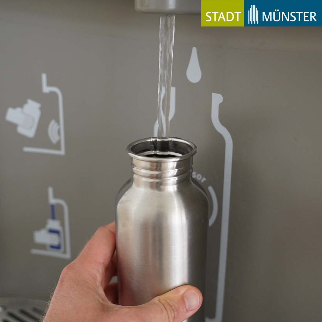 Stadt Münster (@muenster_de) on Twitter photo 🌡️☀️An Hitze-Tagen ist es besonders wichtig, genügend zu trinken. An mehreren sogenannten „Refill Stationen“ in #Münster kann man seine Flasche kostenlos mit Wasser auffüllen, so auch im Stadthaus 1. Ein Überblick über alle <a href="/RefillDE/">Refill Deutschland</a>-Stationen:
➡️refill-deutschland.de 🌡️☀️An Hitze-Tagen ist es besonders wichtig, genügend zu trinken. An mehreren sogenannten „Refill Stationen“ in #Münster kann man seine Flasche kostenlos mit Wasser auffüllen, so auch im Stadthaus 1. Ein Überblick über alle <a href="/RefillDE/">Refill Deutschland</a>-Stationen:
➡️refill-deutschland.de