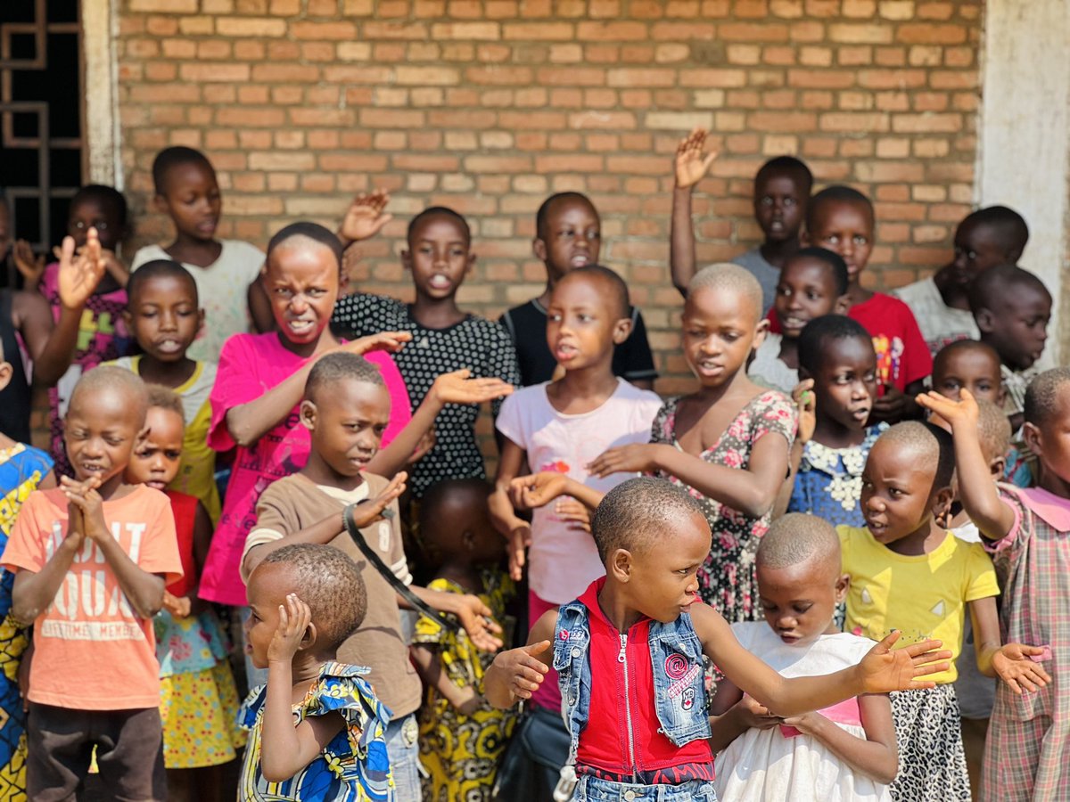 Sad_ngo's tweet image. #campsdété : Les activités vont de bon train au centre Waris de Musaga. Jeux, comptines, danses ; tous les ingrédients sont réunis pour des moments mémorables et des vacances inoubliables!

#childprotectionfirst
#SADBurundi