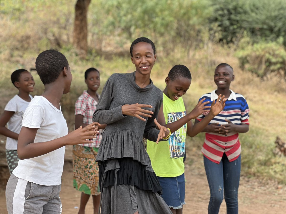 Sad_ngo's tweet image. #campsdété : Les activités vont de bon train au centre Waris de Musaga. Jeux, comptines, danses ; tous les ingrédients sont réunis pour des moments mémorables et des vacances inoubliables!

#childprotectionfirst
#SADBurundi