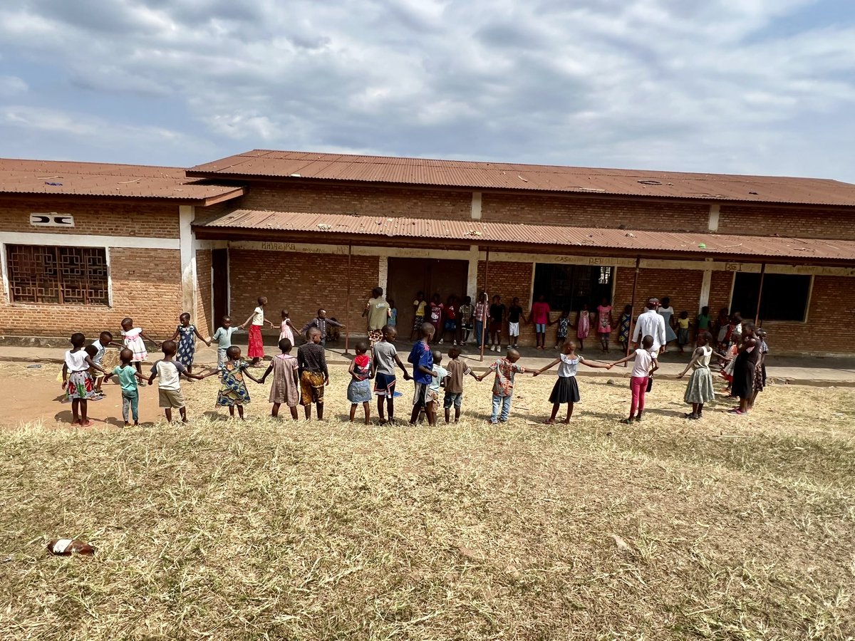 Sad_ngo's tweet image. #campsdété : Les activités vont de bon train au centre Waris de Musaga. Jeux, comptines, danses ; tous les ingrédients sont réunis pour des moments mémorables et des vacances inoubliables!

#childprotectionfirst
#SADBurundi