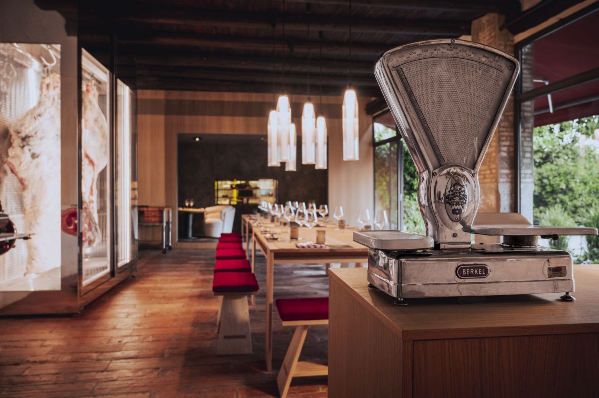 WineNewsIt's tweet image. Ad #Erbusco ora c’è il #Quintale, progetto nato dalla collaborazione tra #MartinoDeRosa, suo figlio Vittorio e #DarioCecchini, il più famoso macellaio al mondo. Protagonista del #ristorante la #carne ma nei suoi tagli meno nobili, winenews.it/it/quintale-er…