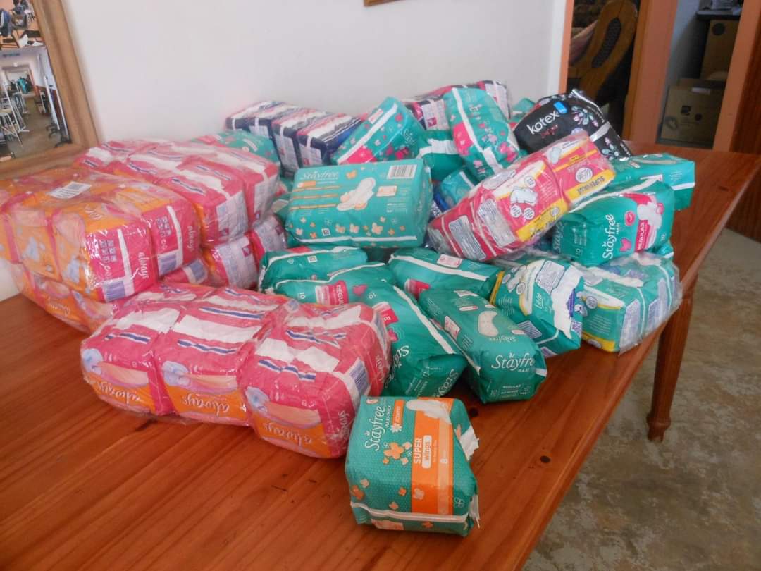 @Twizza_ZA Handing out some sanitary pads to young girls in my community it's not much but I playing my part its sad to see a girl child not being able to attend school because she didn't have sanitary towels 😭
#MandelaDay
#ShareYourMadibaMoment
#EnergiseTheMoment
#TwizzaEnergy