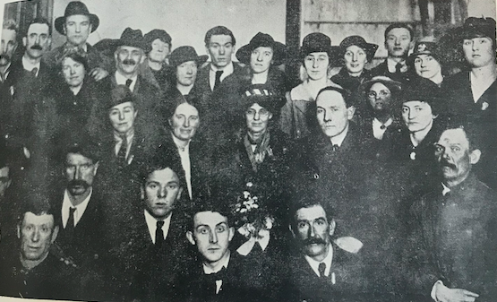 ScealNamBan's tweet photo. Grianghraf spéisiúil anseo a glacadh i Halla na Saoirse an oíche ar scaoileadh Markievicz ón bpríosún, mí na Bealtaine 1919.

📰Déirdre: Iris na mBan
📅Samhradh 1957

#ScéalnamBan https://t.co/PbzQ6CDoA8