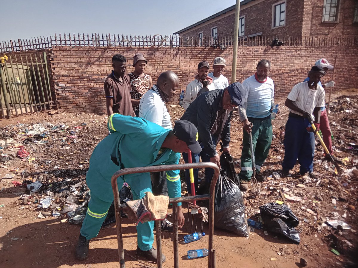 mmc_Kalipa's tweet photo. Kalipa infrastructure self-serving  citizens while services delivery had collapsed it's business as usually to him without title Mmc's amongst of his masses Tokoza Townships no waste removal for two weeks ??? https://t.co/uEZF4Feofd