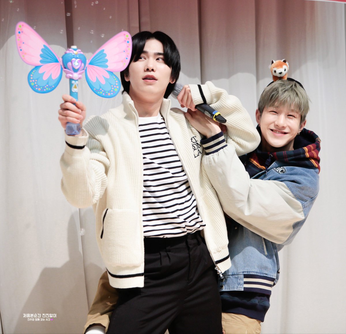 jinjin_firstime's tweet photo. 220213 아스트로 팬싸인회📷

귀여워💕 

#아스트로 #진진 #라키 #astro #jinjin
#rocky @offclASTRO https://t.co/b76SdjhPgm