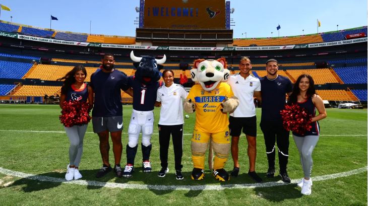 𝐓𝐞𝐱𝐚𝐧𝐬 𝐯𝐢𝐬𝐢𝐭 𝐭𝐨 𝐌𝐞𝐱𝐢𝐜𝐨 𝐚 𝐡𝐢𝐭
On Wednesday, a group of Texans began an outreach journey to Monterrey and Mexico City. Defensive Lineman Ross Blacklock and Linebacker Garret Wallow, along with TORO