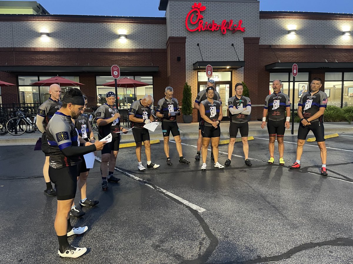 XLSarge's tweet image. ⁦@ChickfilANews⁩ in Terre Haute, Indiana on day 8 of 🚴 ride supporting families of fallen 👮🏻‍♀️ 👮🏻‍♂️ in the Hoosier  🏀 State. ⁦@ChickfilA⁩ hosting us for pre-dawn breakfast #Awesome