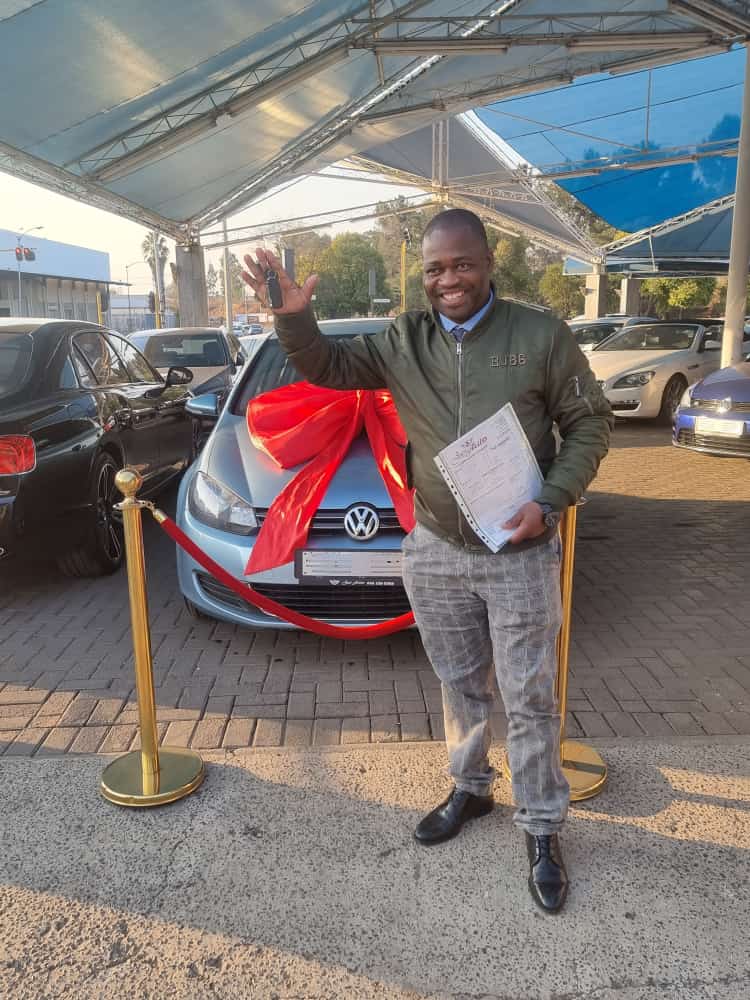 VehiclePlatinum's tweet photo. 058📍Congratulations my brother on your new car🥂more safe trips and happy memories🎈
#PlatinumVehicleBroker🎊From cars,suv's,Bakkie,Taxi's &amp; Trucks

📲0715063762
📲0788891997
☎️0161500700
https://t.co/rEAaZbI11h
aaron@platinumvehicles.co.za

#PVB #isencaneLengane #gogoskhotheni https://t.co/ni5AIRFTx5