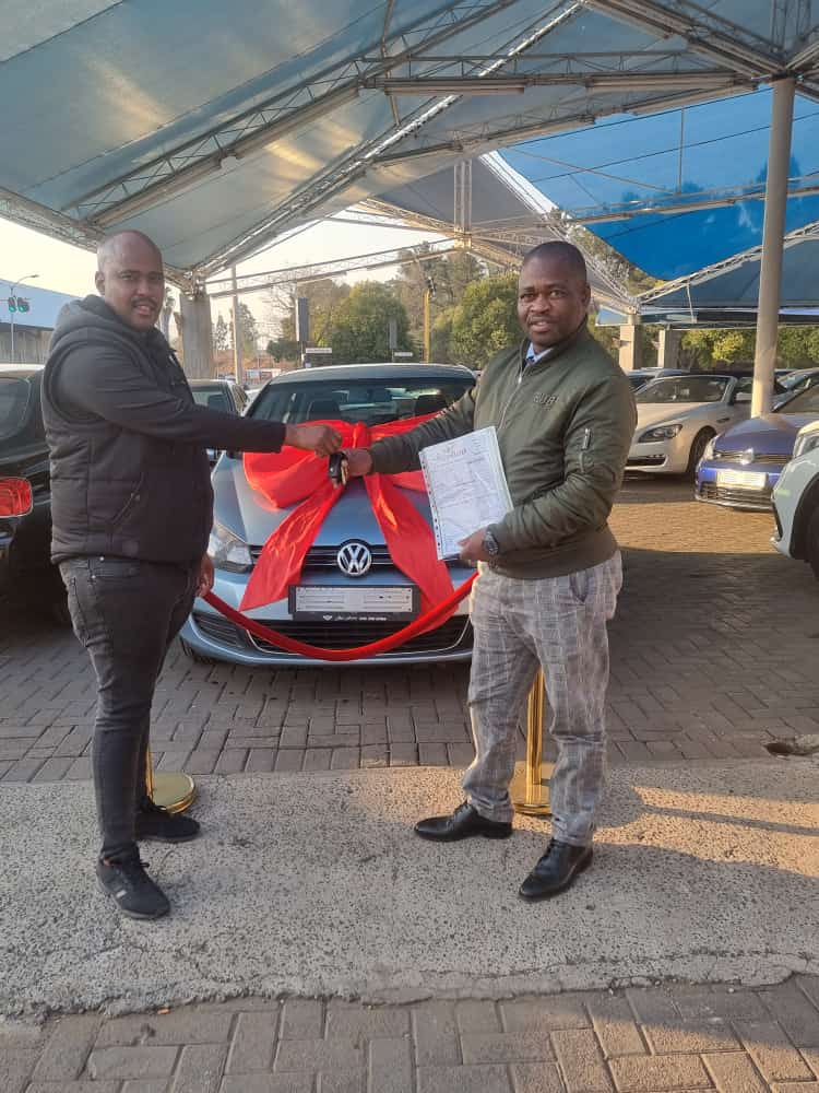 VehiclePlatinum's tweet photo. 058📍Congratulations my brother on your new car🥂more safe trips and happy memories🎈
#PlatinumVehicleBroker🎊From cars,suv's,Bakkie,Taxi's &amp; Trucks

📲0715063762
📲0788891997
☎️0161500700
https://t.co/rEAaZbI11h
aaron@platinumvehicles.co.za

#PVB #isencaneLengane #gogoskhotheni https://t.co/ni5AIRFTx5