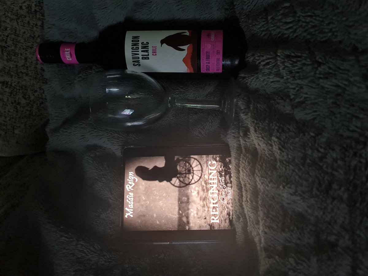 autieland1's tweet photo. Definitely a night time read with a chillian wine 
Reigning by Maddie Reign 
Very spicy with trigger warnings 
#spiceyreads #erotic #LBGTQ #Polyamory #BookTwitter  #book #BookWorm #bookstagram #BookRecommendations #BookLover #books https://t.co/HEL8xBvv9b