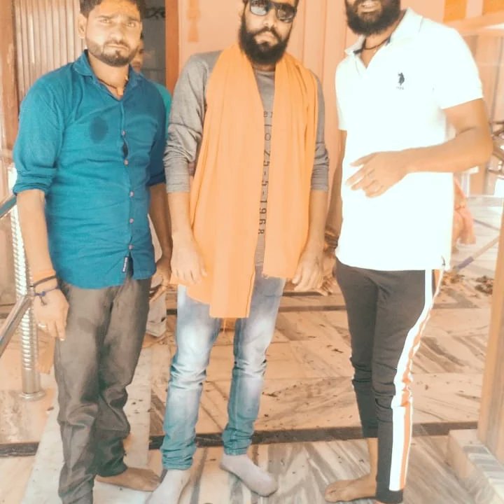 PANDITSHIVAM000's tweet photo. आज सावन के पहले सोमवार को भाइयो के साथ सिधौली के भगवान शिधेश्वर के दर्शन किये 
          🕉️हर हर महादेव🕉️
@adesh_88 
@MohitShukla728 
@prashant7347 
@Surendrabjp123 
@avinashmishra95 
@Akashbajrangi09 
@ji_docx_saab 
@AlokShu75092066 
@Rajkishor_BJP https://t.co/GajTZHhMZs