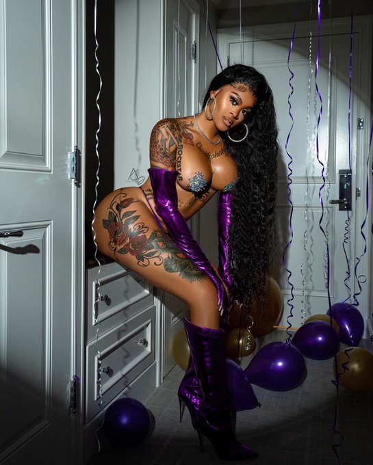 And the God created CANCERS ♋️💜 Happy Birthday to me💜♋️ 7-18🦀 https://t.co/bsCHVlYtK5<a href="/tag/ilovechocolate"class="tags"><span>#ilovechocolate</span></a>