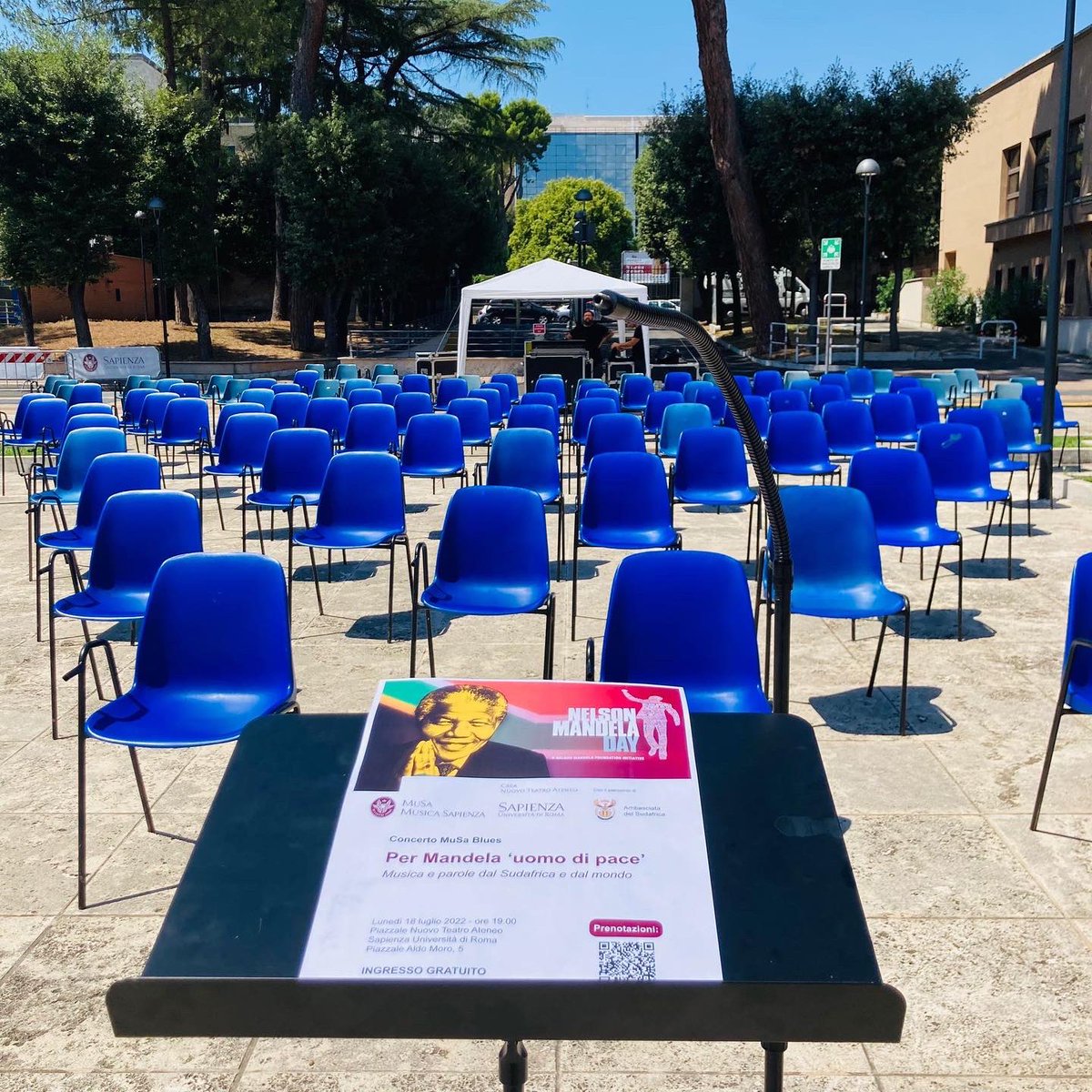 SapienzaRoma's tweet photo. 🌄 #Buongiorno Sapienza, buon #18luglio e buon #MandelaDay dalla piazza tra il Teatro Ateneo e la Cappella universitaria pronta per ospitare il concerto di #MusaBlues "Mandela uomo di pace" 

[ingresso con prenotazione ➡️ https://t.co/hi6Hng0JqK]

#musicaSapienza #Crea_Sapienza https://t.co/k5hYsHdAtu