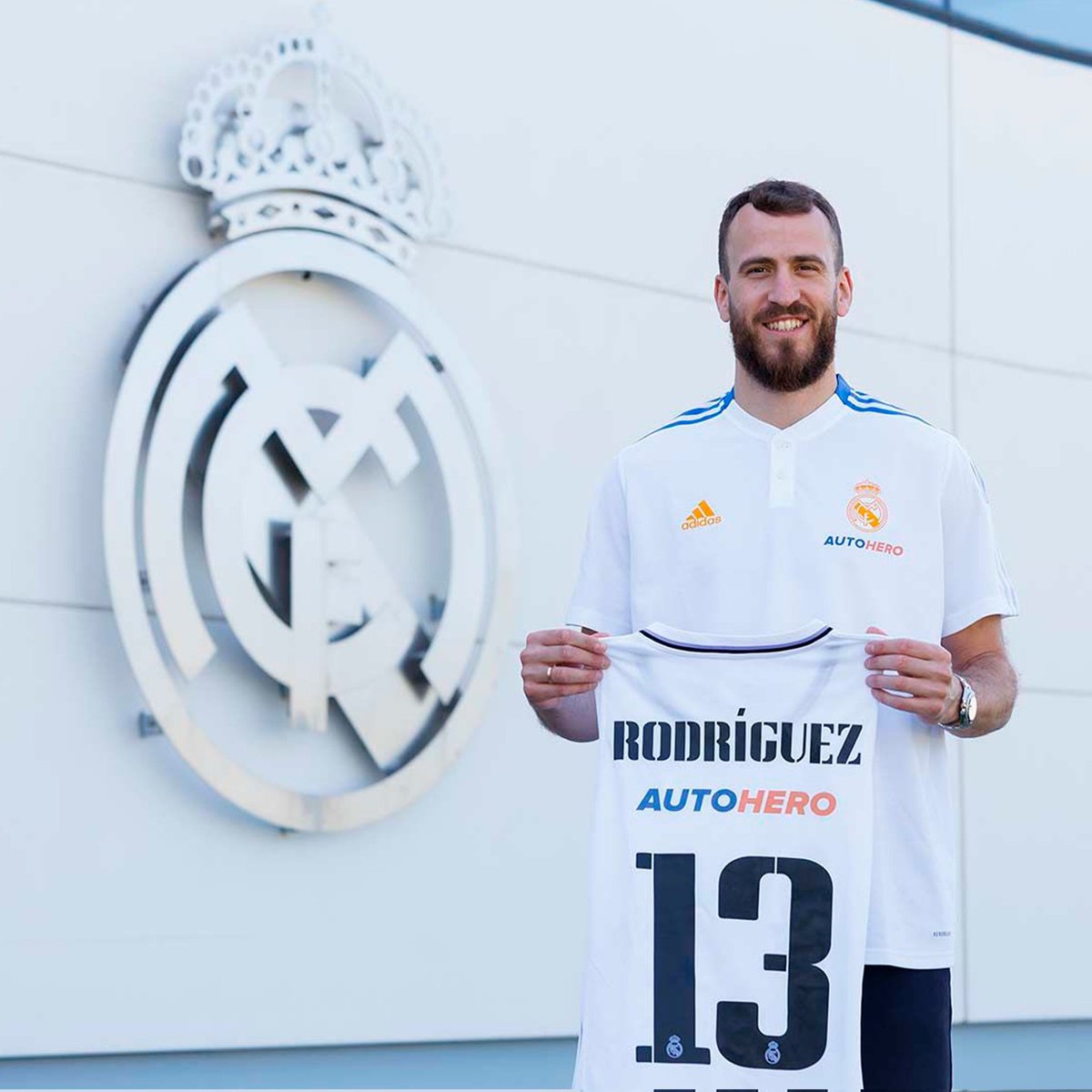 RomaiorSports's tweet photo. ¡@SergioRodriguez inicia su segunda etapa en el @RMBaloncesto!
@ACBCOM @EuroLeague
#WelcomeBackChacho https://t.co/aMoxkakxTN