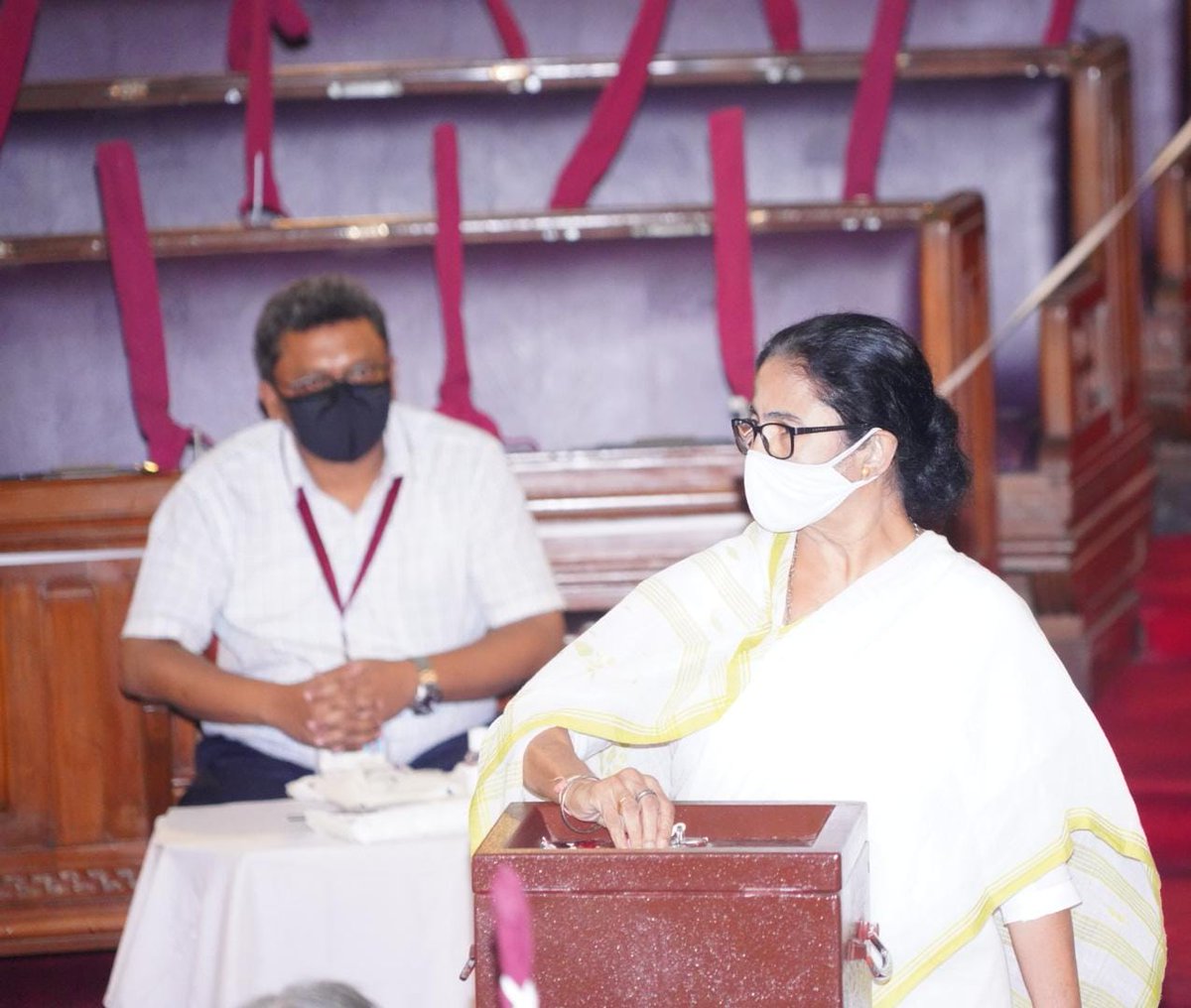 AITCofficial's tweet photo. Our Hon'ble Chairperson Smt @MamataOfficial cast her vote for the Presidential Elections.

Special moments 👇🏼 https://t.co/FpZhn81hDr