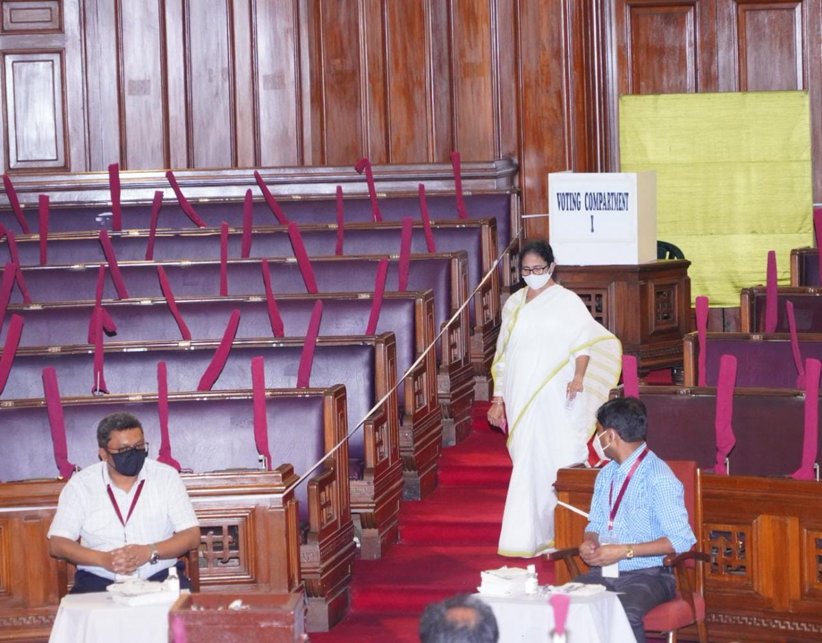 AITCofficial's tweet photo. Our Hon'ble Chairperson Smt @MamataOfficial cast her vote for the Presidential Elections.

Special moments 👇🏼 https://t.co/FpZhn81hDr