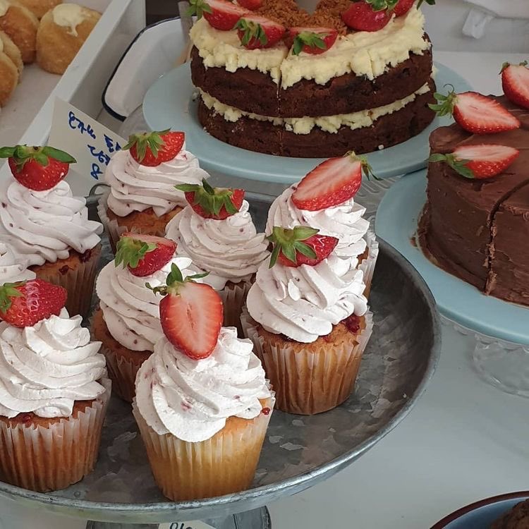 malusokay's tweet photo. Strawberry desserts will always be my favorite 🧁🍓 https://t.co/URzERbhjdt