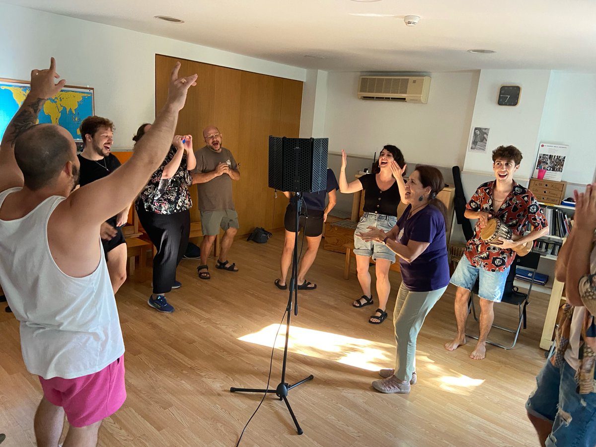ArnauItinerant's tweet photo. 🎭 Aquest divendres arriba el torn de "Barris i Pandèmia" al Camp de Sant Pau Festival! Un espectacle de teatre comunitari dirigit per la @cialadanesa i #PereFaura amb la pandèmia, la solidaritat i la resistència com a temes.
📆 22/7
🕠 18 h
📍 Jardins de Sant Pau del Camp. https://t.co/2dlWfEJumE