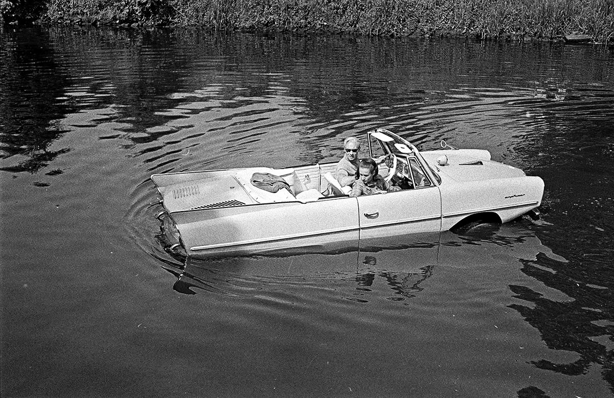 radio1be's tweet photo. "De jeugdserie Kapitein Zeppos was al heel populair, maar toen de kapitein in het tweede seizoen plots met een auto kon varen in het centrum van Gent werd de reeks legendarisch."

https://t.co/6a0el5u9bX

Peter Van Camp over de Amphicar van Kaptein Zeppos #Expo22 https://t.co/rULHWYxqQn