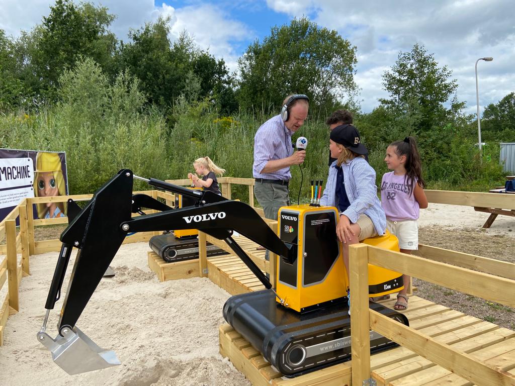 BouwendNL's tweet photo. "Ik vind het helemaal mooi! Mijn vader bouwt huizen voor mensen. Dat wil ik ook wel." ✌️ Dat vertelde een jonge bouwer tegen verslaggever Jeroen Schutijser. Vanochtend in het @NOSRadio1 @NPORadio1 was de reportage van #wijbouwendetoekomst. Gemist? 👉 https://t.co/9mak0C5RCL https://t.co/7J8frn4azw