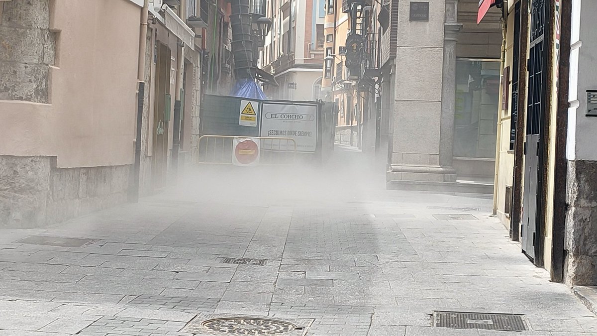 alebubo's tweet photo. Una preguntilla... ¿Esto es legal? Esta toda la calle Correos llena de polvo. No se puede estar en las terrazas y apenas pasar caminando por las calles adyacentes.
@AyuntamientoVLL @oscar_puente_ @PoliciaVLL https://t.co/fSnBMv30aD
